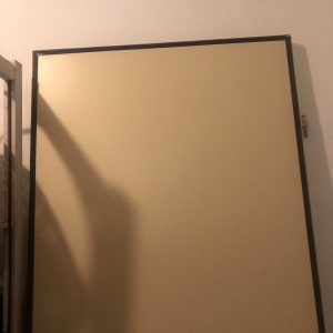 דלת פשוטה עם צל על הקיר