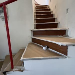 מדרגות עם מסקינג טייפ לקראת צביעה
