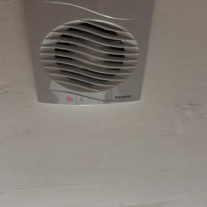 מאוורר תקרה מותקן על קיר לבן