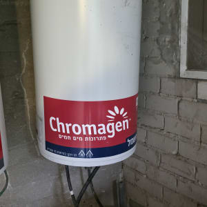 דוד שמש של חברת Chromagen מותקן על קיר בטון