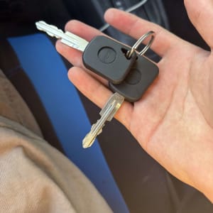 מפתחות רכב ביד בתוך רכב