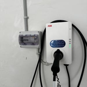 מטען חשמלי עם כבלים על קיר לבן