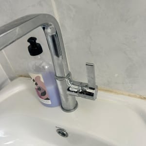 ברז כרום על כיור לבן עם סבון נוזלי