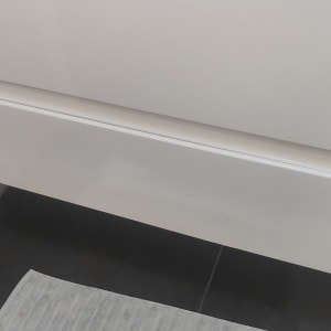 ארון אמבטיה לבן עם מגירות סגורות