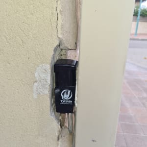 עינית בטיחות אלקטרונית לשער חשמלי מותקנת בקיר