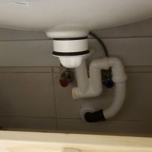כיור עם צנרת מתחת לארון מטבח