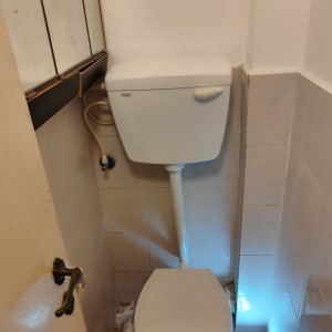 אסלה עם ניאגרה, צינור מים וכלי עבודה מואר