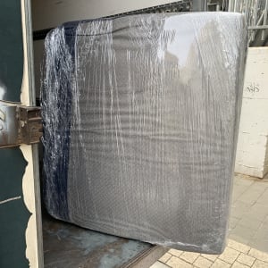 מזרן עטוף בניילון על משטח משאית