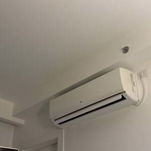 מזגן מותקן על קיר בחדר