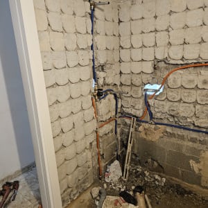 צנרת חשופה בקיר במהלך שיפוץ