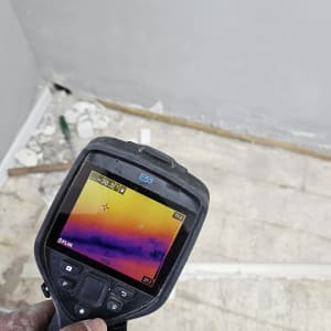 מכשיר תרמי לאיתור נזילות על רצפה