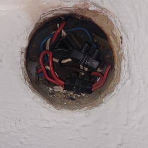 חוטי חשמל בקופסה בקיר