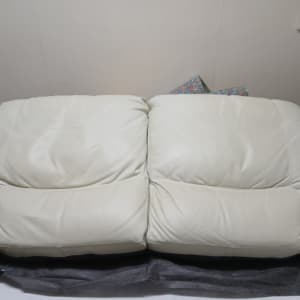 כריות ריפוד עור לבנות על שולחן