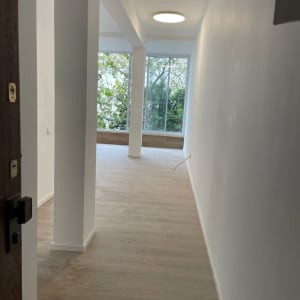 מסדרון עם קירות גבס לבנים ותקרה מוארת