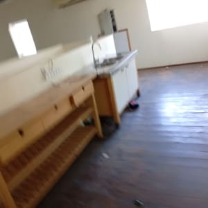 מטבח ריק עם רצפת עץ וכיור