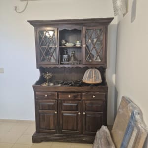 ארון עץ עם חפצים, מנורה ומזגן על הקיר