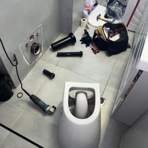 תהליך התקנה או תיקון של אסלה תלויה וניאגרה סמויה