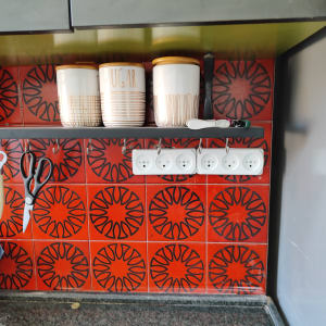 אריחים אדומים עם דוגמה שחורה במטבח