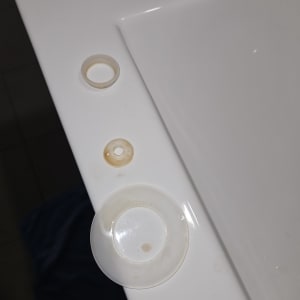 חלקי פלסטיק לבנים על כיור לבן