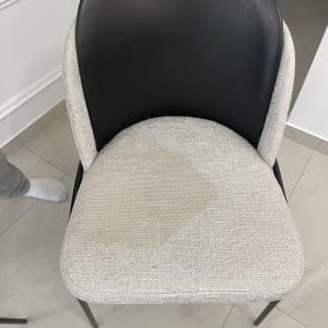 כיסא עם מושב בד שחור ולבן על רצפה