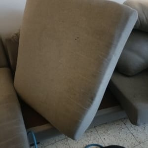 כריות ספה עם צינור ניקוי על הרצפה