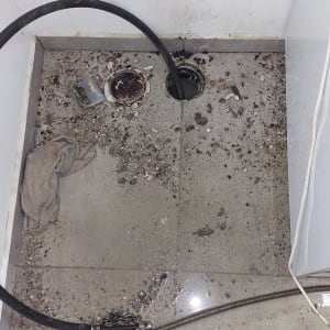 צינור ביוב פתוח עם לכלוך וכלי עבודה