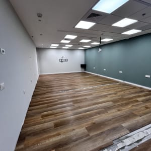 חדר עם רצפת עץ ותקרה מוארת