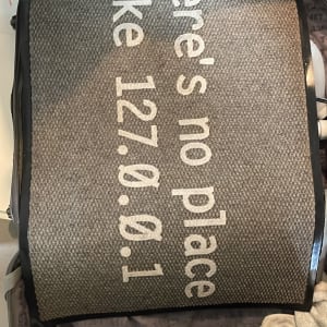 שטיח עם כיתוב, צינור ניקוי על השטיח