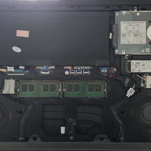 פנים מחשב נייד עם רכיבים טכניים גלויים