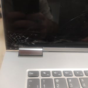 מסך מחשב נייד סדוק ומקלדת חלקית