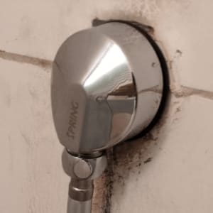 חיבור צינור מים לקיר עם מתאם מתכת