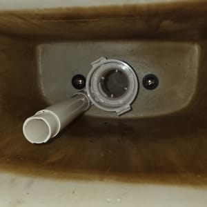 חלק פנימי של מיכל שירותים עם צינור פלסטיק