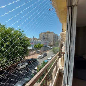 רשת מתוחה על מרפסת למניעת כניסת יונים