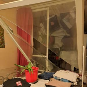 זכוכית שבורה על שולחן עם בגדים ועציץ