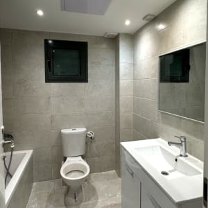 Bathroom with ceiling air vent and recessed lights