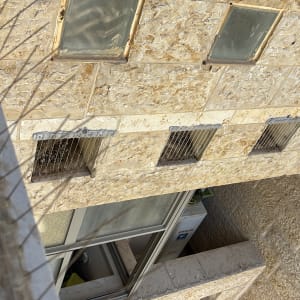 דוקרנים על קיר למניעת קינון יונים