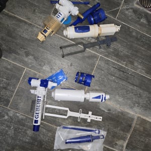 חלקי אינסטלציה וכלים על רצפה אפורה