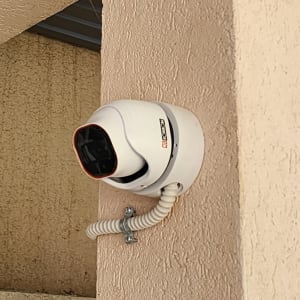 מצלמת אבטחה מותקנת על קיר חיצוני