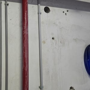 צינורות וקיר עם חורים, עבודה בתחום ניסור