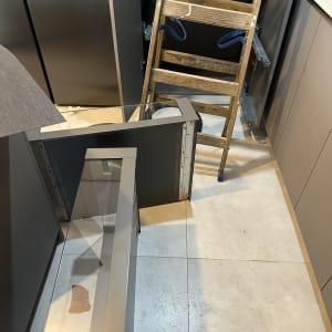 סולם עץ ומטלית כחולה לניקוי במטבח