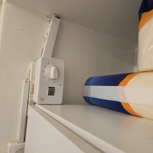 תרמוסטט מותקן על קיר ליד שקע חשמל