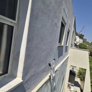 קיר חיצוני של בניין עם סולם מתכת