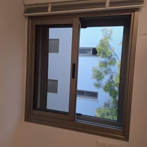 חלון אלומיניום עם תריסים בחדר