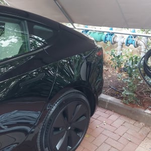 מטען חשמלי לרכב עם כבל תלוי על עמוד