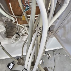 חוטי תקשורת וציוד חיבור בארון תקשורת