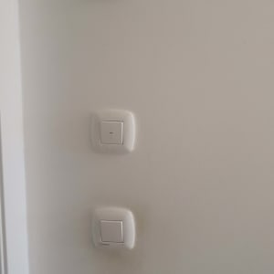 שלושה מתגים חשמליים על קיר לבן