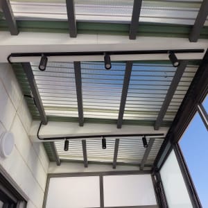 תאורה מותקנת על תקרה חיצונית