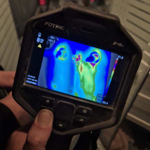 מצלמה תרמית מציגה דליפות חום בצנרת