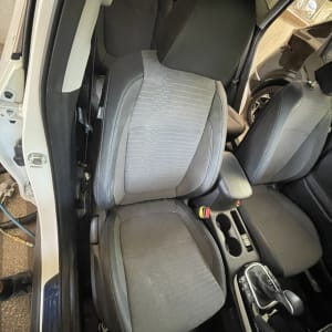 מושבים ברכב עם לכלוך קל על הבד