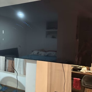 טלוויזיה מותקנת על קיר עם כבלים גלויים